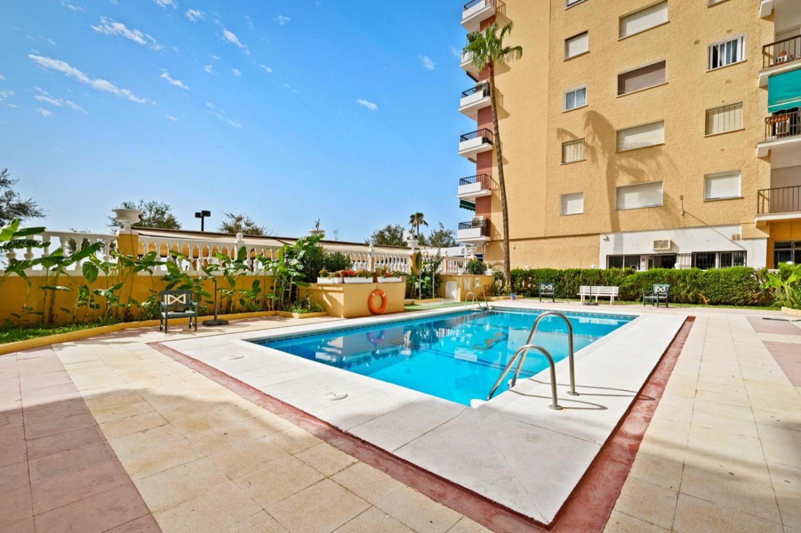 Apartamento Con Piscina En La Primera Linea De Playa De Fuengirola Bagian luar foto