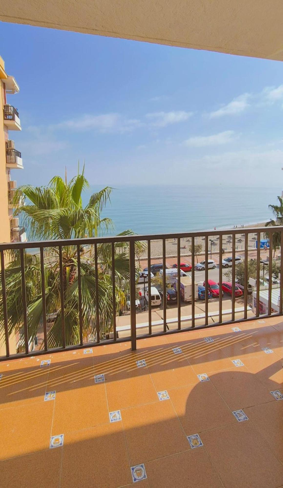 Apartamento Con Piscina En La Primera Linea De Playa De Fuengirola Bagian luar foto